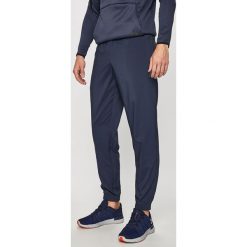 Reebok - Spodnie. Niebieskie spodnie męskie Reebok, s, z poliesteru, sportowe. W wyprzedaży za 119,90 zł.