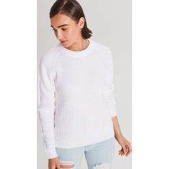 Sweter o drobnym splocie - Kremowy. Białe swetry damskie Cropp, s, bez wzorów, ze splotem, bez rękawów, bez kaptura. Za 59,99 zł.