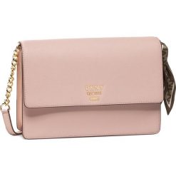 Torebka DKNY - Liza R01E1936 Cashmere 244. Różowe listonoszki damskie DKNY, bez wzorów, ze skóry, bez dodatków. W wyprzedaży za 589,00 zł.