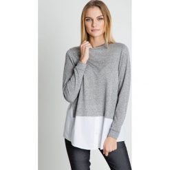 Szara bluzka z białym dołem RABARBAR. Szare bluzki sportowe damskie RABARBAR, bez wzorów, z materiału, z koszulowym kołnierzykiem, bez rękawów, bez kaptura, tenisowe. W wyprzedaży za 85,00 zł.
