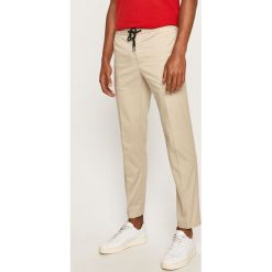 Tommy Hilfiger - Spodnie. Brązowe spodnie męskie TOMMY HILFIGER, na co dzień, bez wzorów, z elastanu. Za 539,90 zł.