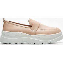 Półbuty slip on - Beżowy. Brązowe półbuty damskie Cropp, bez wzorów, bez obcasa, bez zapięcia. W wyprzedaży za 69,99 zł.