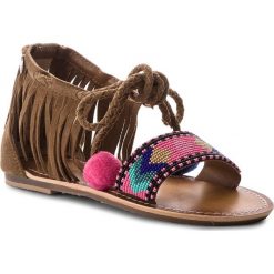Sandały PEPE JEANS - Maya Fringes PGS90102 Mud 865. Pomarańczowe klapki damskie Pepe Jeans, bez wzorów, z jeansu, bez obcasa, na obcasie. W wyprzedaży za 169,00 zł.