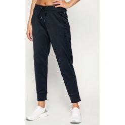 Spodnie dresowe Armani Exchange 8NYP74 Y9L7Z 1510. Niebieskie spodnie damskie Armani Exchange, l, z elastanu. W wyprzedaży za 339,00 zł.