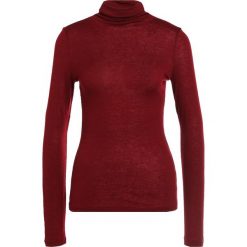Club Monaco JULIE TURTLE Sweter scarlet. Czerwone bluzki damskie marki Club Monaco, z poliesteru. Za 419,00 zł.