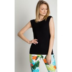 Klasyczna czarna bluzka typu kimono KLASYKA BIALCON. Czarne bluzki damskie KLASYKA BIALCON, uniwersalny, bez wzorów, z elastanu, klasyczne, z okrągłym kołnierzem, bez rękawów. Za 65,00 zł.