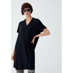 Czarna sukienka koszulowa. Czarne koszule damskie Pull&Bear, bez wzorów, z koszulowym kołnierzykiem, z krótkim rękawem, krótkie, mini, koszulowe. Za 89,90 zł.