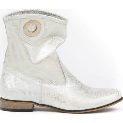 Wsuwane botki na płaskiej podeszwie - skóra naturalna - model 270 - kolor srebrny wąż. Szare botki damskie Zapato, ze skóry, klasyczne, bez obcasa, na płaskiej podeszwie, bez zapięcia. W wyprzedaży za 279,30 zł.