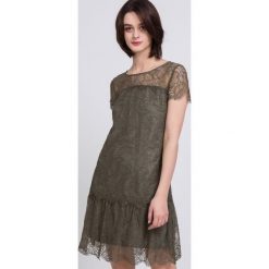 Koronkowa sukienka na podszewce. Zielone sukienki damskie Monnari, w koronkowe wzory, z koronki, eleganckie, bez kołnierzyka, z krótkim rękawem, krótkie, mini, kopertowe. W wyprzedaży za 119,60 zł.