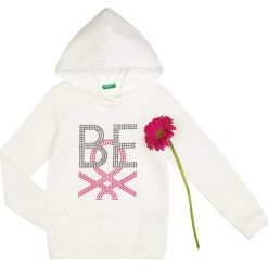 Bluza w kolorze białym. Białe bluzy niemowlęce Benetton Kids, bez wzorów, bez rękawów, bez kaptura. W wyprzedaży za 52,95 zł.