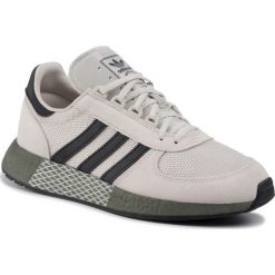 Buty adidas - Marathon Tech EE4922 Rawwht/Cblack/Rawkha. Brązowe półbuty męskie Adidas, na co dzień, bez wzorów, z zamszu, klasyczne, bez zapięcia. Za 549,00 zł.