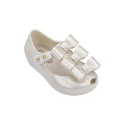 Baleriny w kolorze kremowym. Białe baleriny dziewczęce Melissa, Pepe Jeans, bez wzorów, bez obcasa. W wyprzedaży za 129,95 zł.