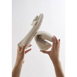 Beżowe Mokasyny Vestigial. Brązowe mokasyny damskie Born2be, bez wzorów, z materiału, na wysokim obcasie, na płaskiej podeszwie, bez zapięcia. Za 59,99 zł.
