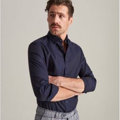 Gładka koszula slim fit - Granatowy. Niebieskie koszule męskie Reserved, m, bez wzorów, bez kołnierzyka, bez rękawów. Za 99,99 zł.