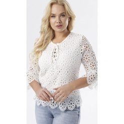 Biała Bluzka Aererinda. Białe bluzki damskie Born2be, xl, bez wzorów, bez kołnierzyka, bez rękawów. W wyprzedaży za 79,99 zł.