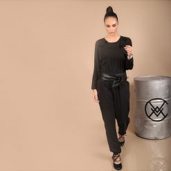 Kombinezon w kolorze czarnym. Czarne kombinezony damskie Chattawak, w paski, klasyczne, z okrągłym kołnierzem, bez rękawów. W wyprzedaży za 149,95 zł.