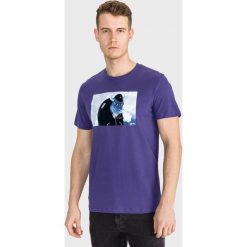 Jack & Jones Olle Koszulka Niebieski Fioletowy. Niebieskie podkoszulki męskie Jack & Jones, l, z nadrukiem, z bawełny, bez kołnierzyka, z krótkim rękawem, krótkie. Za 78,95 zł.
