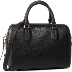 Torebka DKNY - Noho-Md Stachl-Pebbl R924HC87 Blk/Vicuna BVJ. Czarne torebki klasyczne damskie DKNY, bez wzorów, ze skóry, klasyczne, bez dodatków. Za 1199,00 zł.