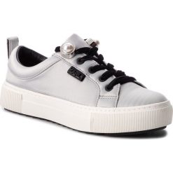 Sneakersy KARL LAGERFELD - KL61335 Silver Satin Textile. Szare sneakersy damskie marki KARL LAGERFELD, bez wzorów, z materiału, bez obcasa, na płaskiej podeszwie, na sznurówki. W wyprzedaży za 439,00 zł.