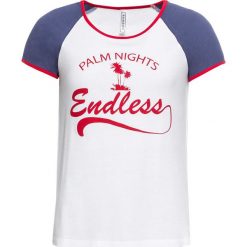 Shirt z nadrukiem bonprix biało-czerwono-indygo z nadrukiem. Białe koszulki damskie bonprix, z nadrukiem, z kontrastowym kołnierzykiem. Za 34,99 zł.