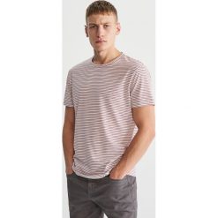 Dzianinowy T-shirt w paski - Czerwony. Czerwone t-shirty męskie Reserved, s, w paski, z dzianiny, bez kołnierzyka. W wyprzedaży za 24,99 zł.