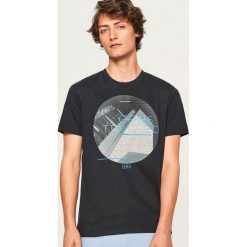 T-shirt z nadrukiem Constructed - Czarny. Czarne t-shirty męskie z nadrukiem Reserved, l. Za 39,99 zł.