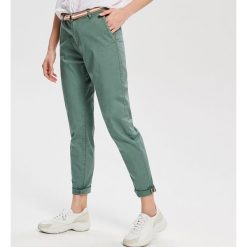 Spodnie chino z paskiem - Zielony. Zielone chinosy damskie marki Reserved. Za 89,99 zł.