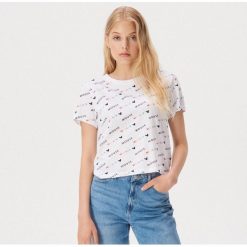 T-shirt z kolorowym nadrukiem z Myszką Miki - Biały. Białe t-shirty damskie Sinsay, s, z nadrukiem, bez kołnierzyka. Za 29,99 zł.