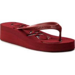 Japonki CALVIN KLEIN JEANS - Tamber R4117 Scarlet/Black. Czerwone klapki damskie Calvin Klein Jeans, w paski, z jeansu, bez obcasa, na koturnie. W wyprzedaży za 159,00 zł.