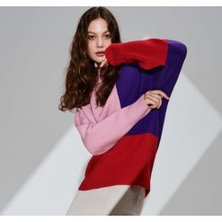 Sweter w kolorowe bloki - Wielobarwn. Szare swetry klasyczne damskie Reserved, l. Za 159,99 zł.