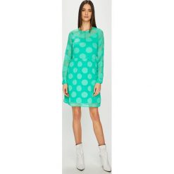 Vero Moda - Sukienka. Zielone sukienki damskie Vero Moda, na co dzień, s, bez wzorów, z poliesteru, casualowe, z okrągłym kołnierzem, z długim rękawem, długie, mini, rozkloszowane. W wyprzedaży za 119,90 zł.