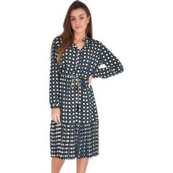Sukienka w kolorze niebieskim ze wzorem. Niebieskie sukienki damskie Far Far Fashion, Ryłko by Agnes&Paul, w paski, z tkaniny, z klasycznym kołnierzykiem, bez rękawów, midi. W wyprzedaży za 139,95 zł.