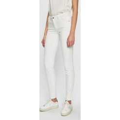 Guess Jeans - Jeansy Curve X. Białe jeansy damskie Guess Jeans, z aplikacjami, z elastanu. W wyprzedaży za 299,90 zł.