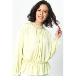 Żółta Bluzka Lace Trims. Żółte bluzki damskie Born2be, s, w koronkowe wzory, z satyny. Za 69,99 zł.