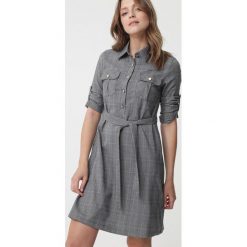 Ciemnoszara Sukienka Marsfield. Szare sukienki damskie Born2be, bez wzorów, z tkaniny, eleganckie, z wykładanym kołnierzem, bez rękawów, mini, dopasowane. Za 79,99 zł.