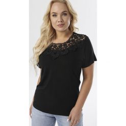 Czarna Bluzka Peithilei. Czarne koszule damskie Born2be, xl, bez wzorów, bez kołnierzyka, bez rękawów. W wyprzedaży za 39,99 zł.