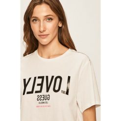 Guess Jeans - T-shirt. Białe bluzki damskie Guess Jeans, s, z nadrukiem, z bawełny, z okrągłym kołnierzem. Za 219,90 zł.