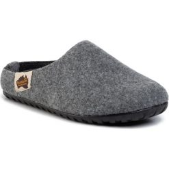 Kapcie GUMBIES - Outback Grey/Charcoal. Szare klapki damskie Gumbies, bez wzorów, z tworzywa sztucznego, bez obcasa. W wyprzedaży za 149,00 zł.