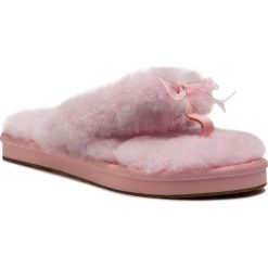 Kapcie UGG - W Fluff Flip Flop III 1100250 W/Slpn. Różowe klapki damskie Ugg, z aplikacjami, ze skóry. Za 339,00 zł.