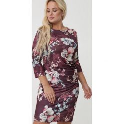 Ciemnofioletowa Sukienka Cardinia. Fioletowe sukienki damskie Born2be, z nadrukiem, z dzianiny, eleganckie, z okrągłym kołnierzem, bez rękawów, midi, dopasowane. Za 99,99 zł.