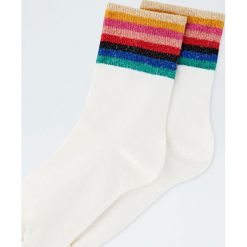 Błyszczące tęczowe skarpetki. Białe skarpetki damskie Pull&Bear, bez wzorów. Za 19,90 zł.