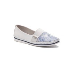 LASOCKI WI23-SARA-13. Białe półbuty damskie Lasocki, bez wzorów, ze skóry, bez obcasa, bez zapięcia. Za 129,99 zł.