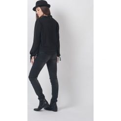 Bluzka "Calais" w kolorze czarnym. Czarne bluzki damskie Chattawak, l, bez wzorów, klasyczne, bez kołnierzyka, bez rękawów. W wyprzedaży za 129,95 zł.