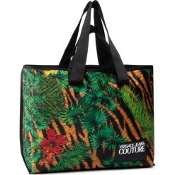 Torebka VERSACE JEANS COUTURE - E1VVBBH9 71490 982. Zielone torebki klasyczne damskie Versace Jeans Couture, bez wzorów, z jeansu, klasyczne, bez dodatków. W wyprzedaży za 429,00 zł.