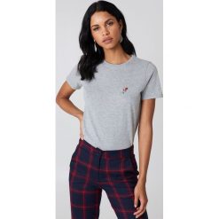 NA-KD T-shirt z haftowaną różą na piersi - Grey. Szare t-shirty damskie marki NA-KD, z haftami, z bawełny. W wyprzedaży za 20,47 zł.