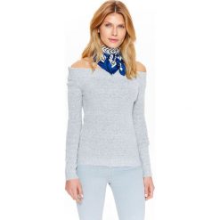 SWETER DAMSKI Z MIŁEJ DZIANINY Z ODKRYTYMI RAMIONAMI. Szare swetry damskie Top Secret, na lato, l, bez wzorów, z dzianiny, eleganckie, bez rękawów, bez kaptura. W wyprzedaży za 49,99 zł.