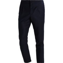 J.LINDEBERG CROPPER STRETCH Spodnie materiałowe mid blue. Niebieskie spodnie męskie marki J.LINDEBERG, m, bez wzorów, z elastanu. W wyprzedaży za 412,30 zł.