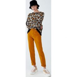 Musztardowe jeansy mom fit. Szare jeansy damskie Pull&Bear, z jeansu. Za 139,00 zł.