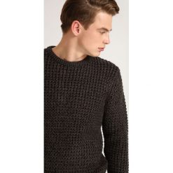 SWETER DŁUGI RĘKAW MĘSKI. Szare swetry męskie Top Secret, na zimę, s, bez wzorów, z dzianiny, eleganckie, bez kołnierzyka, bez kaptura. W wyprzedaży za 39,99 zł.