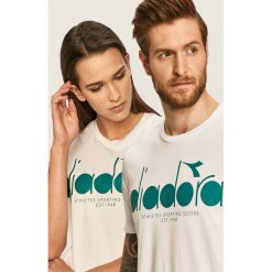 Diadora - T-shirt. Białe bluzki damskie Diadora, s, z nadrukiem, z bawełny, casualowe, z okrągłym kołnierzem, z krótkim rękawem. W wyprzedaży za 79,90 zł.